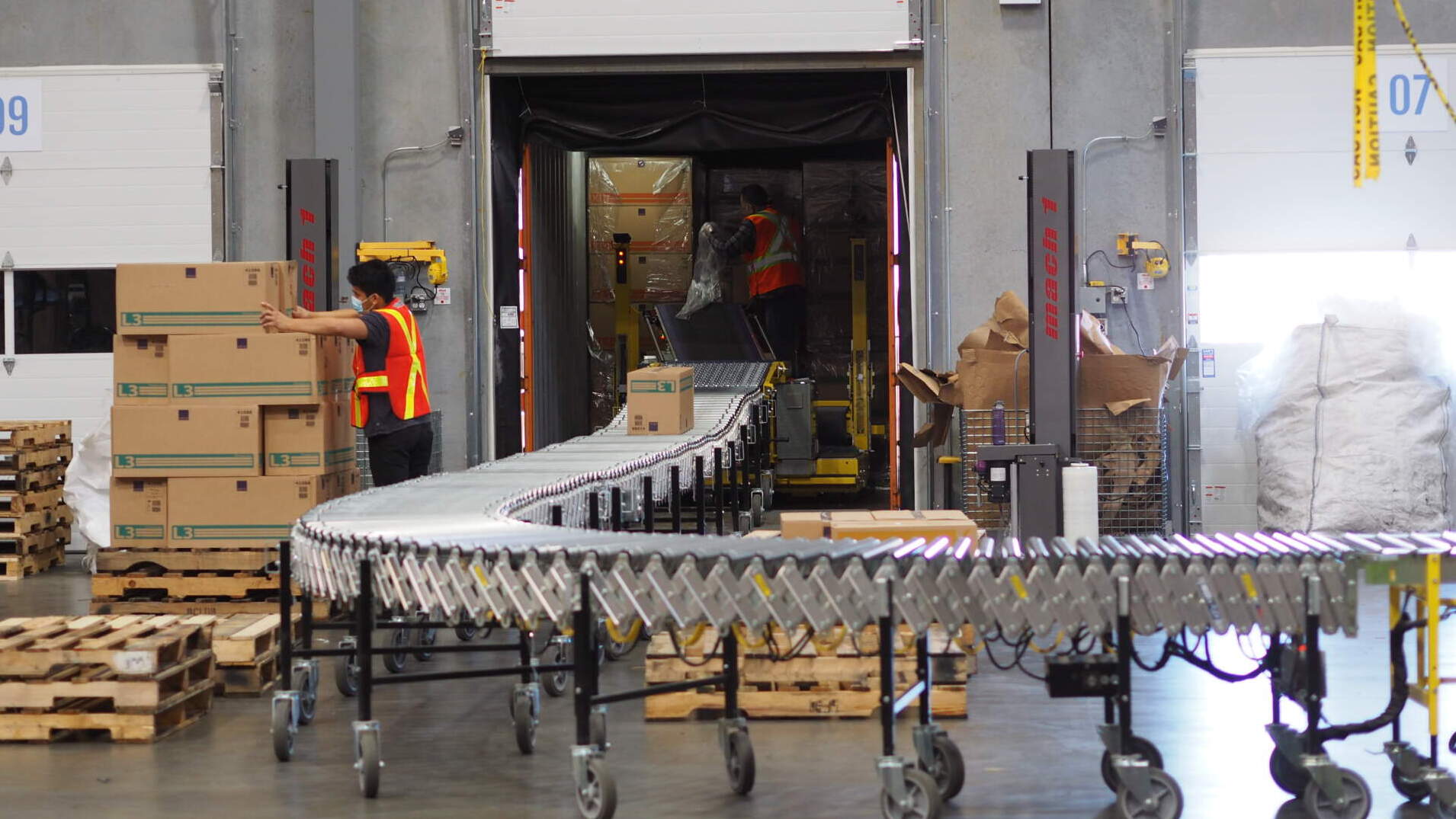 The Canadian Alliance Team is pleased to introduce the DeStuff-IT™ Machine, new tech which enhances our warehousing capabilities.